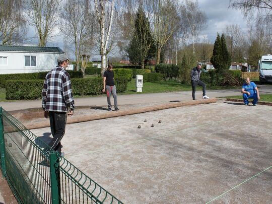 Terrain de pétanque pour petits et grands