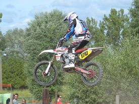 Saut d'une Moto Cross
