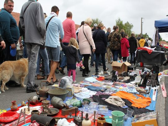 Brocante réalisée dans deux rues lors de la Foire à l'Ail Fumé